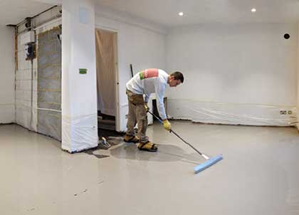 Applying the latex, the walls are protected against splashes